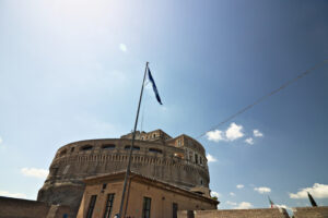 Italian flag, Rome. Central building of Castel Sant’Angelo. - MyVideoimage.com | Foto stock & Video footage