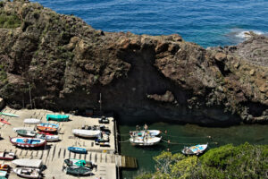 Italian seascape. Framura, Liguria. Fishing boats in the harbor. View from above. In the village of - MyVideoimage.com | Foto stock & Video footage