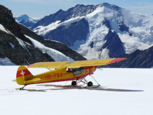 Jungfrau, Switzerland. 08/06/2009. Plane landed on the jungfrauj. Foto aereo. Airplane photos