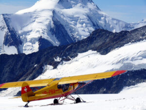 Jungfrau, Switzerland. 08/06/2009. Plane landed on the jungfrauj. Foto aereo. Airplane photos