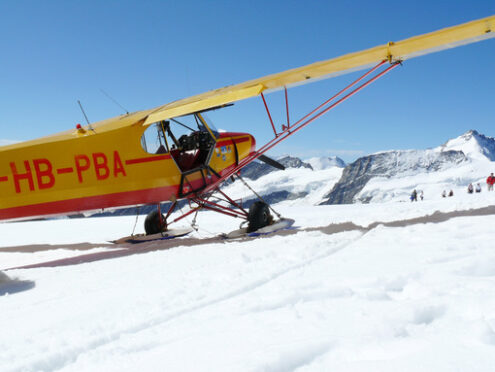 Jungfrau, Switzerland. 08/06/2009. Plane landed on the jungfrauj. Foto aereo. airplane photos