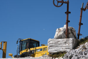 Komatsu excavator in a marble quarry in the Apuan Alps. - MyVideoimage.com | Foto stock & Video footage