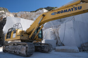 Komatsu excavator in a marble quarry. Crawler excavator in a marble quarry near Carrara. Stock photos. - MyVideoimage.com | Foto stock & Video footage