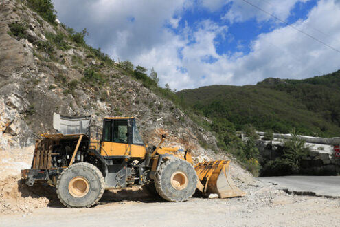 Komatsu shovel. Bulldozer in a Carrara marble quarry. A large Komatsu mechanical - MyVideoimage.com | Foto stock & Video footage