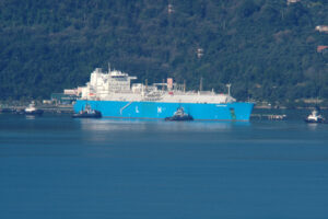 LNG Global Energy carrier transports methane to the Panigaglia regasification plant in La Spezia. - MyVideoimage.com | Foto stock & Video footage