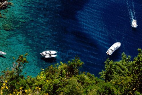 Barche nel mare delle Cinque Terre in Liguria (La Spezia). Foto d'autore by Paolo Grassi