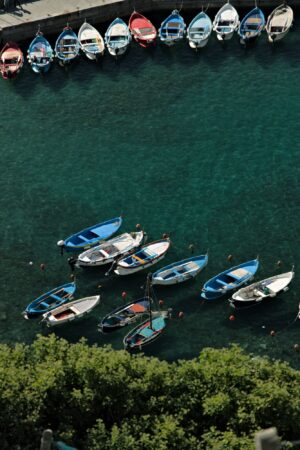 Porto Cinque Terre. Barche a Vernazza. Il porto con le barche visto da un sentiero