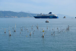 La Spezia Cruise ship. Cruise ship anchored in the Gulf of La Spezia opposite Portovenere. - MyVideoimage.com | Foto stock & Video footage