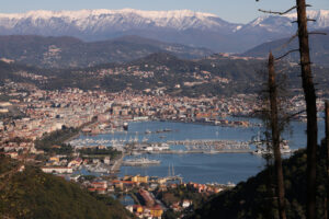 La Spezia Panorama. Panoramic view, cruise ship in the port, numerous moored sailboats and commercial port cranes. - MyVideoimage.com | Foto stock & Video footage