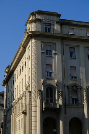 La Spezia building. Palaces of the twentieth century with sculptures. Stock photos. - MyVideoimage.com | Foto stock & Video footage