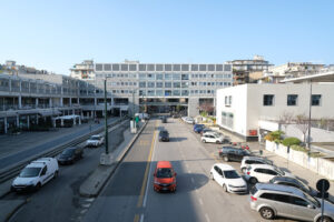 La Spezia, centro commerciale. Street crosses the Kennedy Center block. Foto stock royalty free. - MyVideoimage.com | Foto stock & Video footage