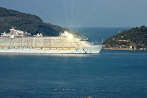 La Spezia crociere. Oasys of the Seas. Oasis of the Seas cruise ship in the Mediterranean Sea in La Spezia. - MyVideoimage.com | Foto stock & Video footage