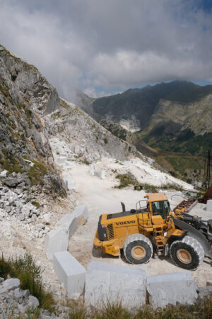 Large Excavator. Mechanical shovel used for the excavation of marble in the Apuan quarries. Stock photos. - MyVideoimage.com | Foto stock & Video footage