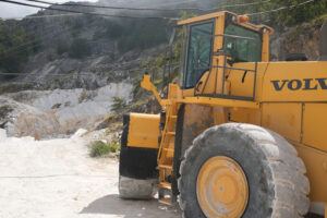 Large Excavator. Mechanical shovel used for the excavation of marble in the Apuan quarries. Stock photos. - MyVideoimage.com | Foto stock & Video footage