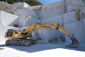 Large Komatsu excavator in a marble quarry. Crawler excavator in a marble quarry near Carrara. Stock photos. - MyVideoimage.com | Foto stock & Video footage