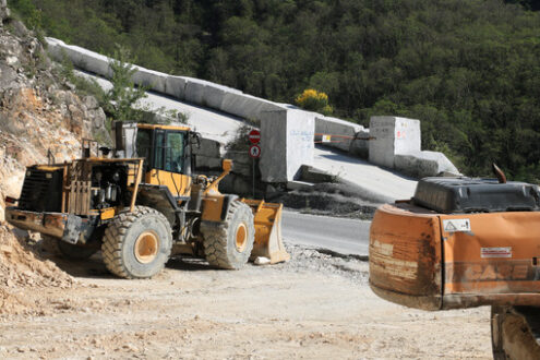 Large excavator shovel. Excavator with demolition hammer in a Carrara marble quarry. - MyVideoimage.com | Foto stock & Video footage