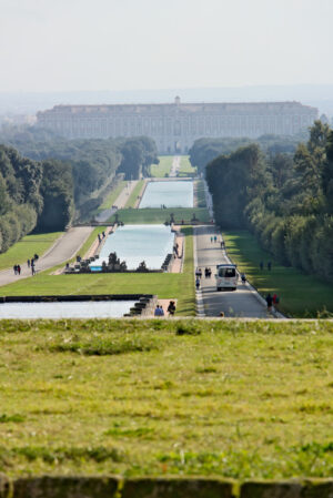 Large fountain. Reggia di Caserta, Italy. 10/27/2018. Large fountain in the park with tanks at various levels - MyVideoimage.com | Foto stock & Video footage