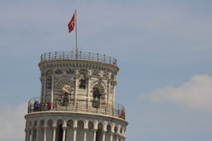 Leaning tower of Pisa, Tuscany. Leaning tower of Pisa. Cell with bells. The tower is built entirely with white Carrara marble. On the top floor, visiting tourists. - MyVideoimage.com | Foto stock & Video footage