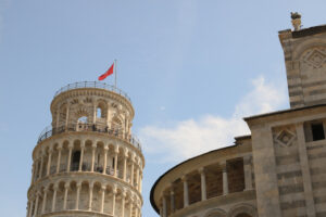 Leaning tower of Pisa. Cell with bells. The tower is built entirely with white Carrara marble. On the top floor, visiting tourists. - MyVideoimage.com | Foto stock & Video footage