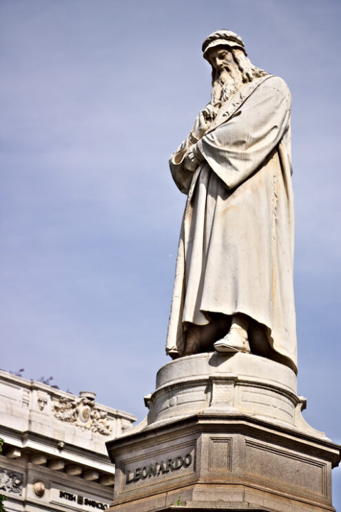 Leonardo Da Vinci. Statue in Piazza della Scala in Milan. - MyVideoimage.com | Foto stock & Video footage