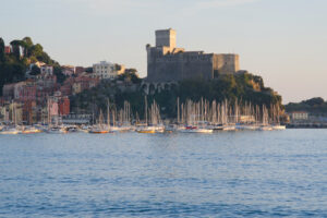 Lerici Castle with the small tourist port. The village of Lerici is located at the end of the Gulf of La Spezia. - MyVideoimage.com | Foto stock & Video footage