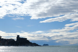 Lerici Castle with the small tourist port. The village of Lerici is located at the end of the Gulf of La Spezia. - MyVideoimage.com | Foto stock & Video footage