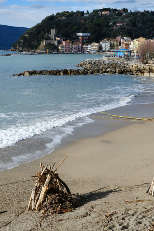 Lerici beach and the village of San Terenzo in Liguria. In the background the castle of San Terenzo. - MyVideoimage.com | Foto stock & Video footage