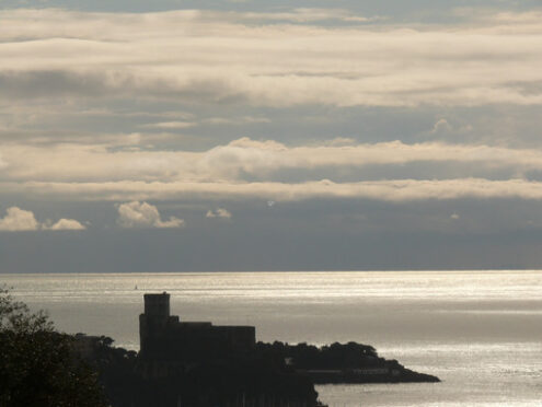 Lerici skyline. Silhouette of the castle of Lerici at sunset. Sky with clouds and sea of gold color. - MyVideoimage.com | Foto stock & Video footage