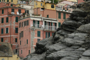 Ligurian houses. Typical houses in the village of Vernazza. In the foreground the cliff overlooking the sea. Royalty free photography. - MyVideoimage.com | Foto stock & Video footage