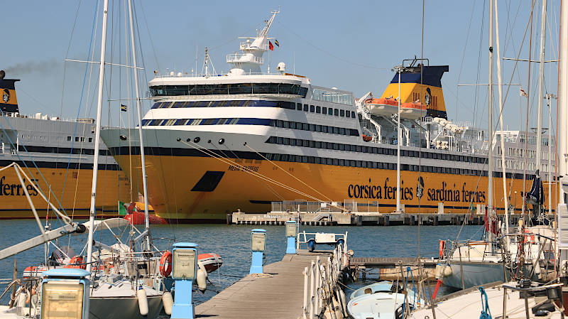 Porto di Livorno con nave traghetto e barche a vela