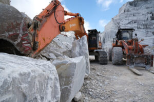 Loading fork in a quarry. Wheel loader in a white marble quarry near Carrara. Stock photos. - MyVideoimage.com | Foto stock & Video footage