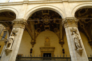 Loggia della Mercanzia in Siena. Loggia with ribbed and cross vaults made in the Tuscan Renaissance. - MyVideoimage.com | Foto stock & Video footage