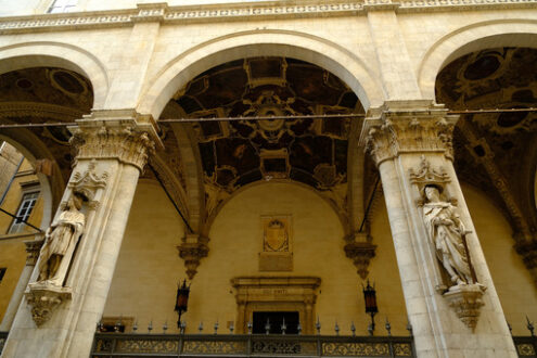 Loggia della Mercanzia in Siena. Loggia with ribbed and cross vaults made in the Tuscan Renaissance. - MyVideoimage.com | Foto stock & Video footage