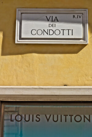 Louis Vuitton boutique, Rome. Via Dei Condotti street sign in Rome. Bottom sign of the Louis Vuitton boutique. - MyVideoimage.com | Foto stock & Video footage