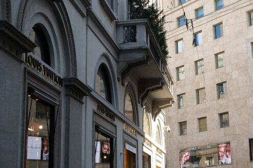 Louiss Vuitton boutique, Milan. Facade of the Bulgari and Louiss Vuitton boutiques in via Monten - MyVideoimage.com | Foto stock & Video footage