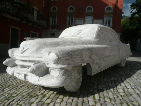 Luxury car. Sculpture depicting a Cadillac car made of white Carrara marble displayed in a town square. - MyVideoimage.com | Foto stock & Video footage