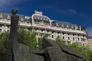 Luxury hotel Milan. Facade of the Hotel Gallia in Milan, recently completely renovat - MyVideoimage.com | Foto stock & Video footage