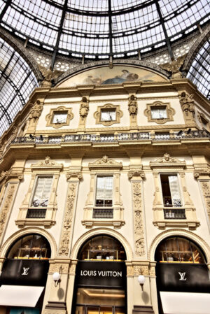 Luxury shop in Milan. Louis Vuitton shop at the Galleria Vittorio Emanuele II in Milan. - MyVideoimage.com | Foto stock & Video footage