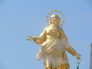 Madonnina del Duomo di Milano. Sculpture representing the Madonna of the Milan Cathedral. Copy of golden statue. - MyVideoimage.com | Foto stock & Video footage