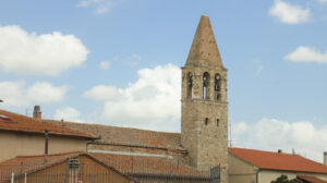 Magliano in Toscana. Maremma. Vista sui tetti e il campanile della chiesa. - MyVideoimage.com | Foto stock & Video footage