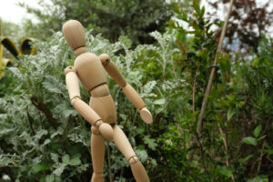 Mannequin in the garden. Wooden mannequin in the middle of Mediterranean. Garden with sea cinerary and rotating model. - MyVideoimage.com | Foto stock & Video footage