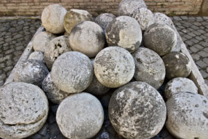 Marble balls. Cannon balls in white marble. A pile of marble balls. - MyVideoimage.com | Foto stock & Video footage