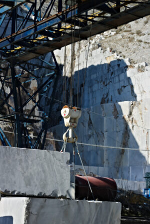 Marble blocks. Apuan Alps, Carrara. An overhead crane in a white marble quarry - MyVideoimage.com | Foto stock & Video footage