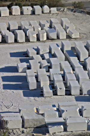 Marble blocks. Apuan Alps, Carrara. White Carrara marble blocks in a warehouse - MyVideoimage.com | Foto stock & Video footage