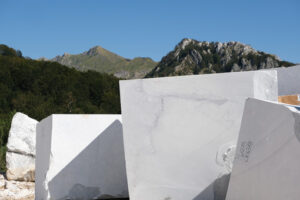 Marble blocks. White marble blocks deposited in a marble quarry in the Apuan Alps. - MyVideoimage.com | Foto stock & Video footage