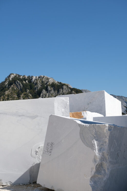 Marble blocks. White marble blocks deposited in a marble quarry in the Apuan Alps. - MyVideoimage.com | Foto stock & Video footage