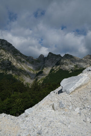 Marble debris in mountain. Marble debris on the mountains of the Apuan Alps in Tuscany. Stock photos. - MyVideoimage.com | Foto stock & Video footage