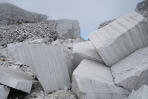 Marble debris. Blocks and debris in a white marble quarry. Stock photos. - MyVideoimage.com | Foto stock & Video footage