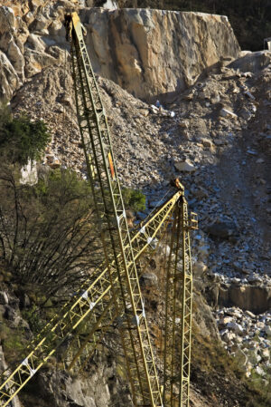 Marble deposit with overhead crane. Apuan Alps, Carrara, Tuscany, Italy. March 28, 2019. An overhead crane in a white marble quarry - MyVideoimage.com | Foto stock & Video footage