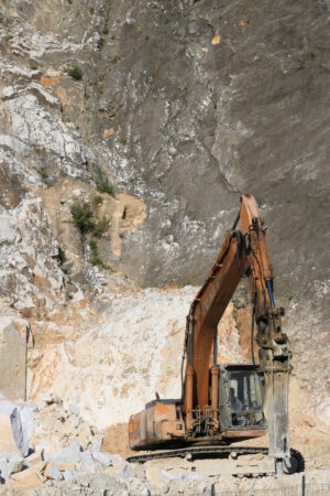 Marble excavation. Carrara. Excavator with demolition hammer in a Carrara marble quarry. - MyVideoimage.com | Foto stock & Video footage